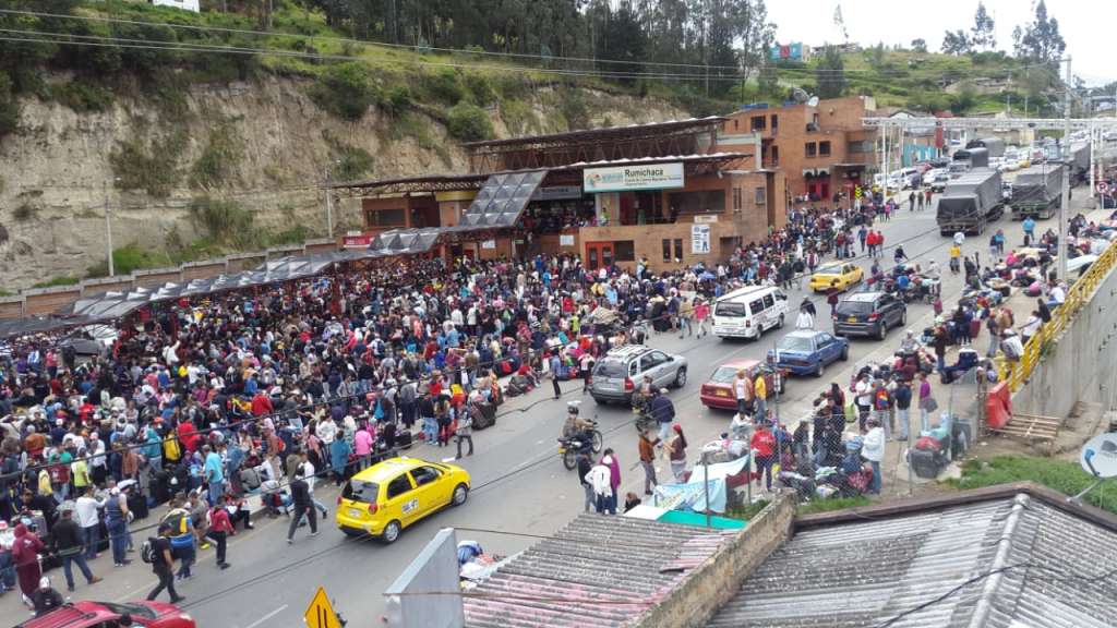 Cientos de venezolanos buscan cruzar el Puente Internacional Rumichaca antes de las elecciones