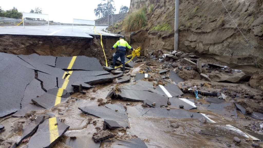 Deslizamientos de tierra debido a intensas lluvias en varias vías del país