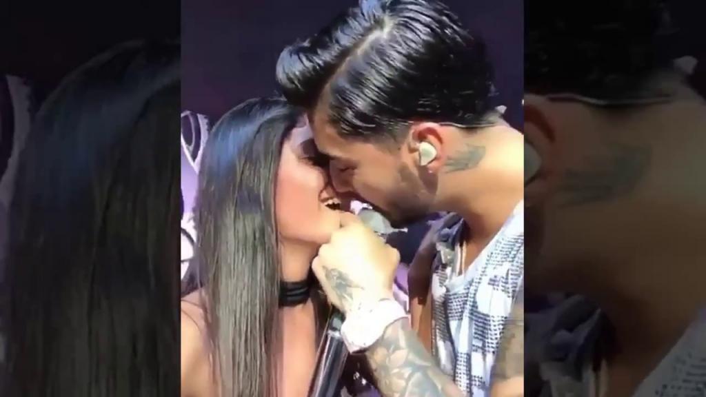 El apasionado beso de Maluma a una fanática en pleno show