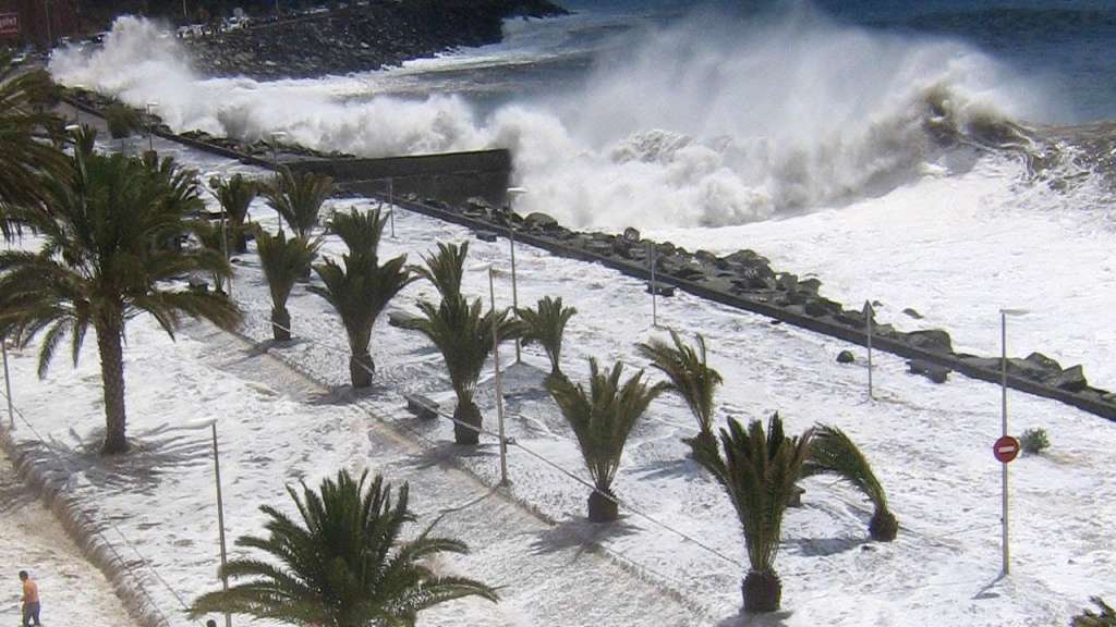 Fuerte temporal deja estragos en las islas Canarias