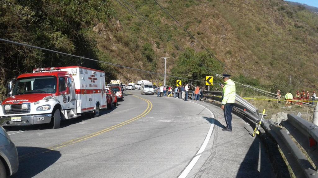 4 muertos y varios heridos en accidente en vía Cuenca-Molleturo