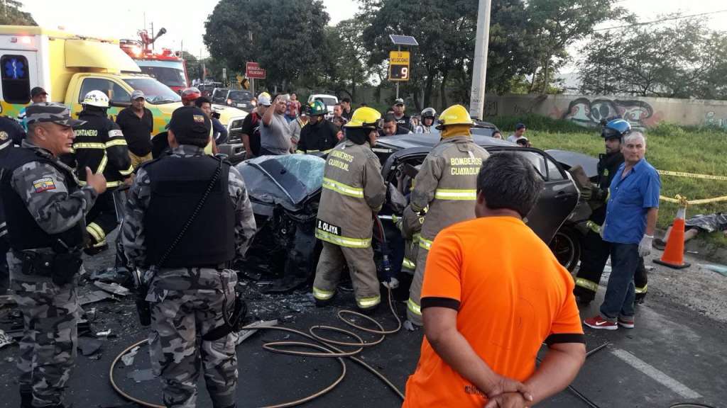 Dos muertos y seis heridos tras choque entre 2 vehículos en la vía a Daule, en Guayaquil