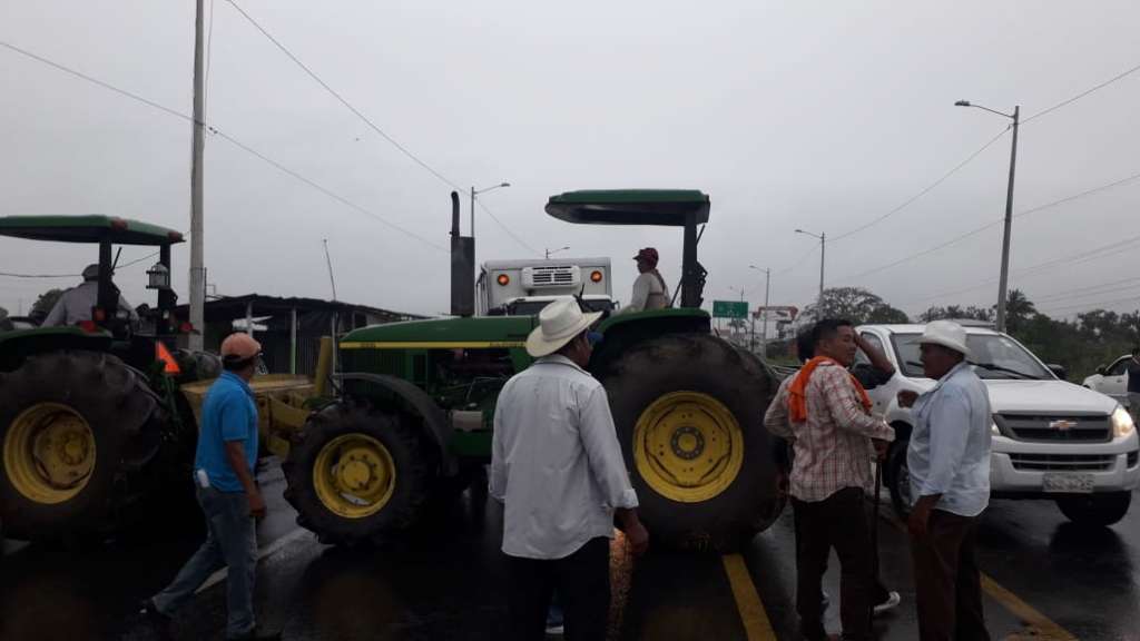 Agricultores reclaman pagos pendientes con cierre de vías