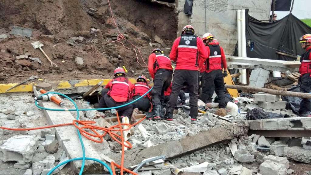 Colapso de muro deja 1 muerto y 7 heridos en Quito