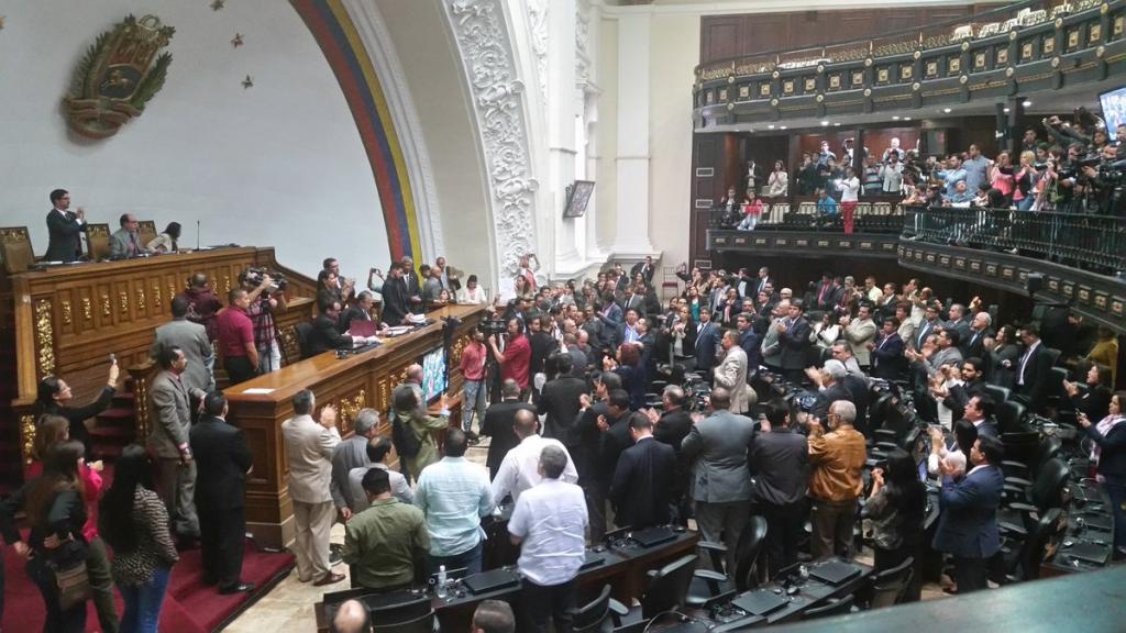 Parlamento venezolano declara a Maduro en &quot;abandono del cargo&quot;