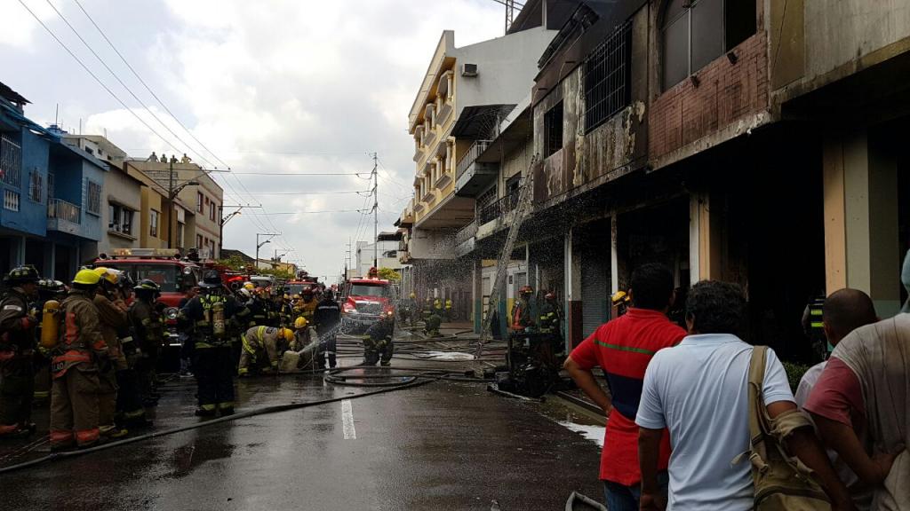 150 bomberos controlan incendio en fábrica de plásticos en Guayaquil