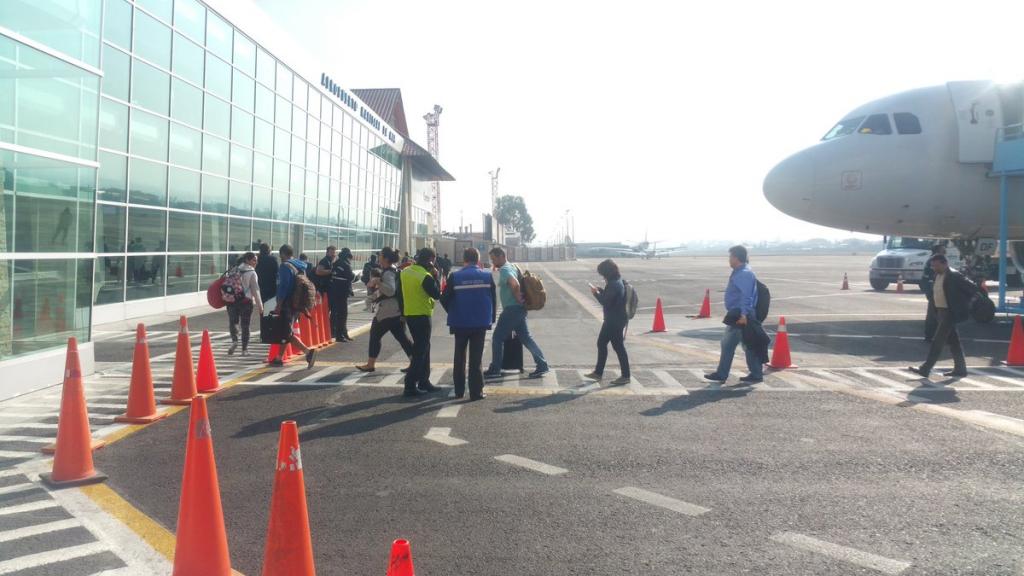 Vuelo con 70 pasajeros reabre aeropuerto de Cuenca