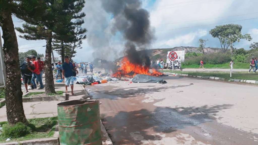Campamento de venezolanos es atacado en frontera con Brasil