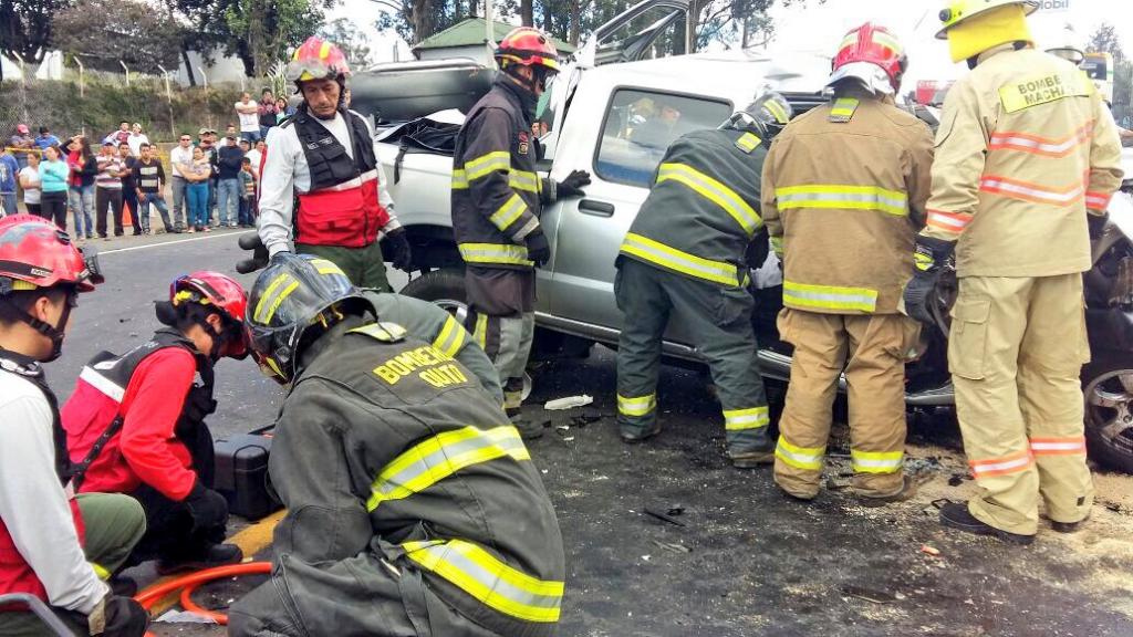 Al menos tres fallecidos y 14 heridos tras accidente en Machachi