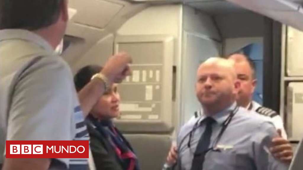 Así fue el momento en que un empleado de American Airlines amenaza con golpear a un pasajero