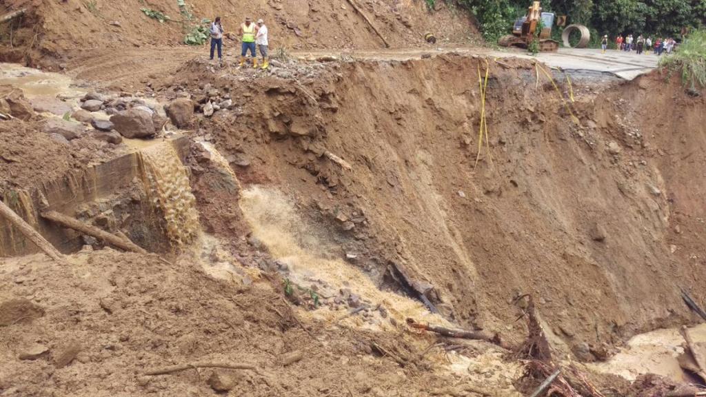 Agricultores de cuatro cantones afectados por cráter en la vía Saracay-Piñas