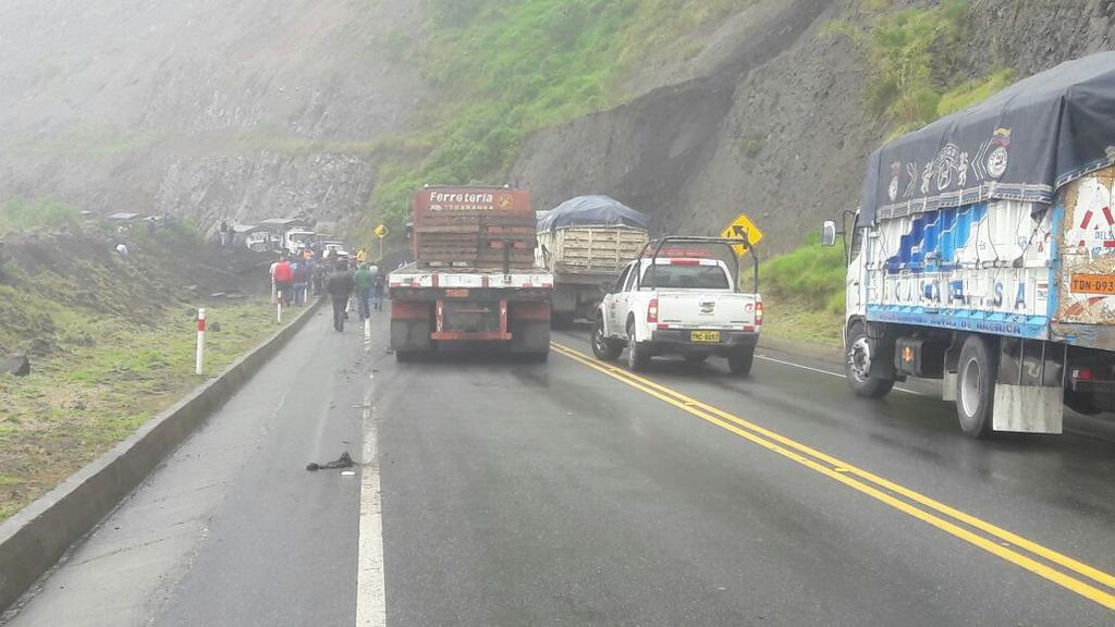 Derrumbes en vía Baños-Puyo causa malestar entre conductores y turistas