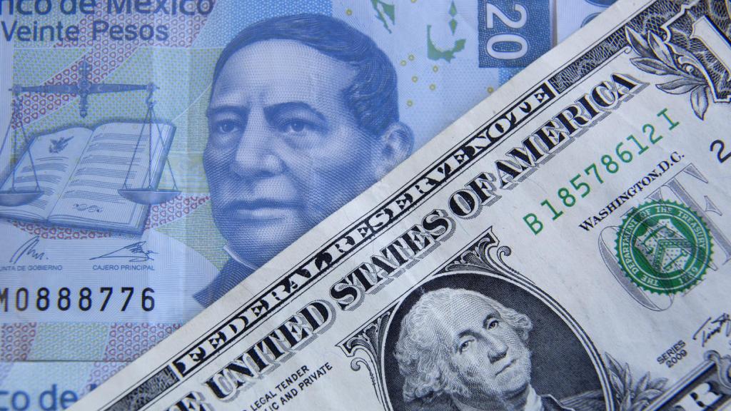 Moneda mexicana cae a mínimo histórico al cerrar en 22 pesos por dólar