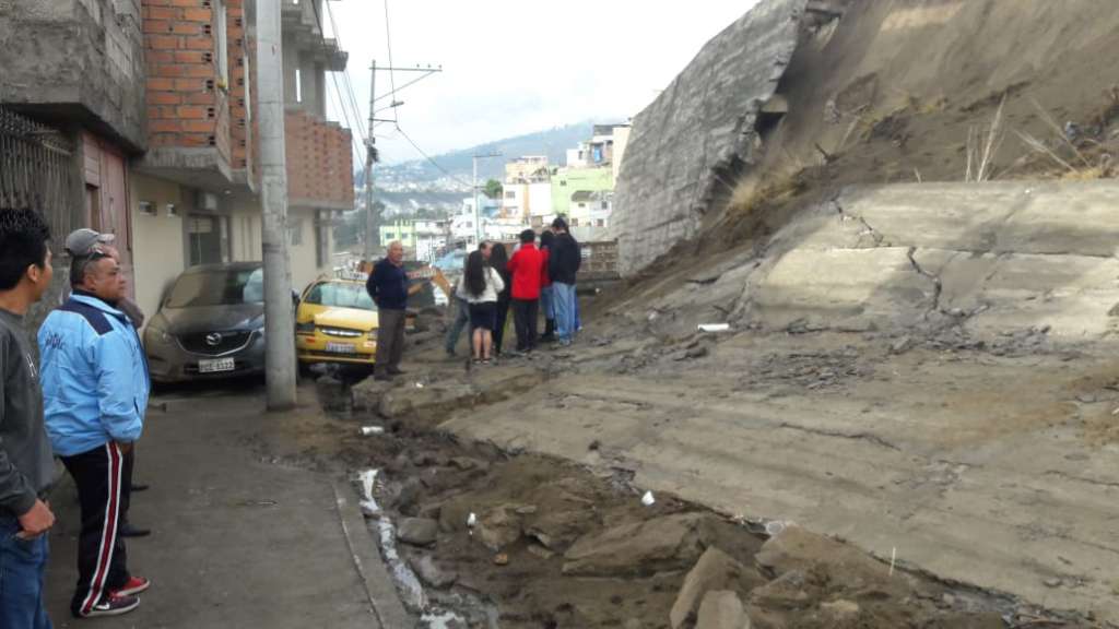 Derrumbe de un muro deja daños materiales en Ambato