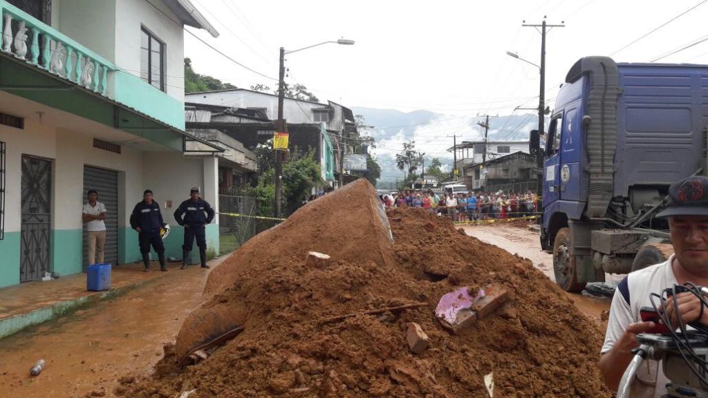 Deslizamiento de tierra tapona 2 viviendas y deja 5 fallecidos en el cantón Bucay