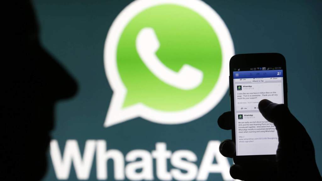 Multa a WhatsApp por compartir información de sus usuarios con Facebook