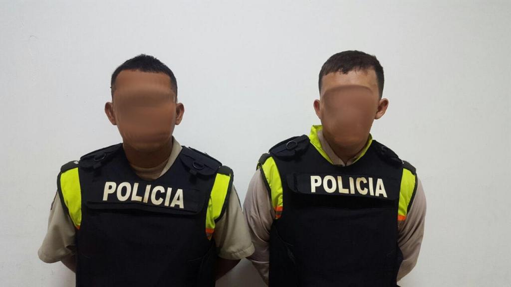 Detienen en Guayaquil a dos policías activos por transportar droga