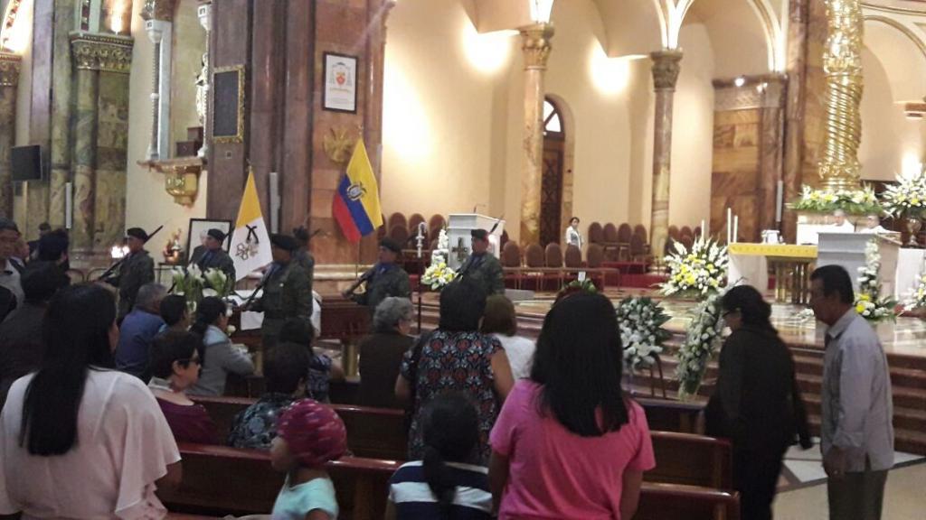 Cuencanos rinden homenaje a los restos del Monseñor Luna en la Catedral