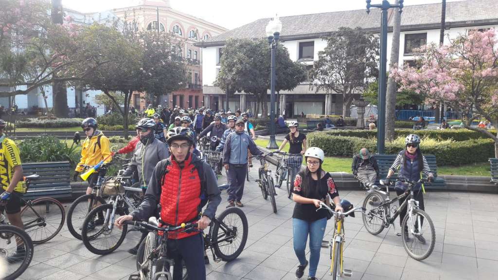 Ciclistas y familiares realizan plantón a favor de Felipe Endara