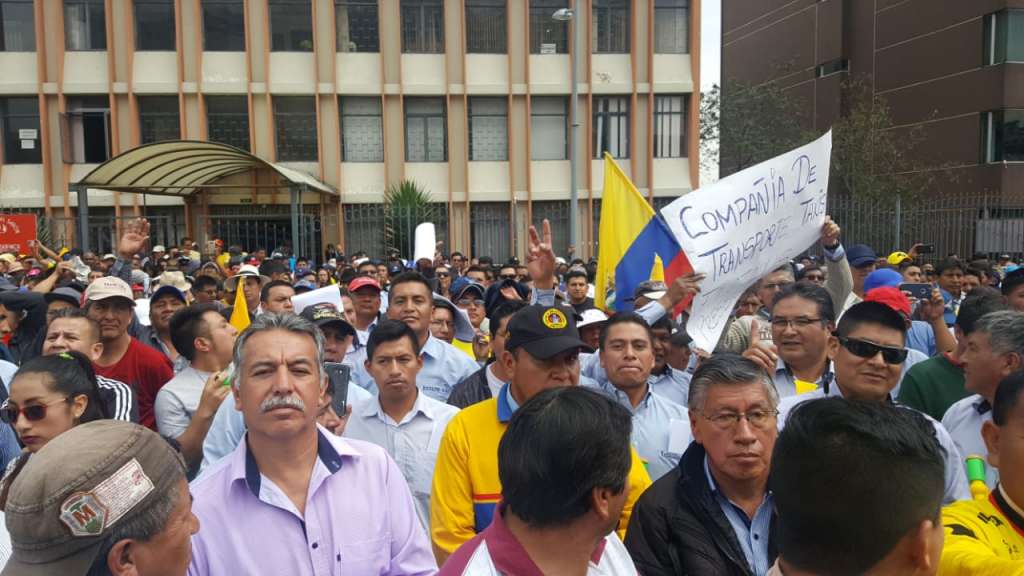 Transportistas de Pichincha protestan contra reformas a la Ley de Tránsito