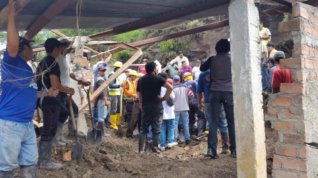 Mueren seis personas tras deslizamiento de tierra en Loja