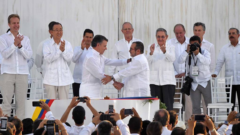 Partido de Uribe busca referendo contra pacto de paz con FARC en Colombia