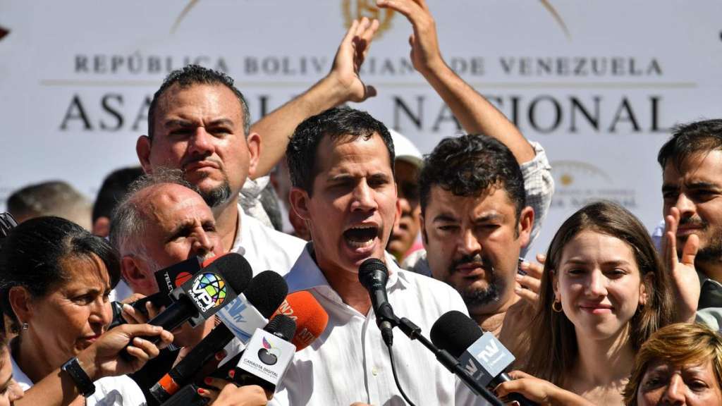 Guaidó jura como &quot;presidente encargado&quot; de Venezuela