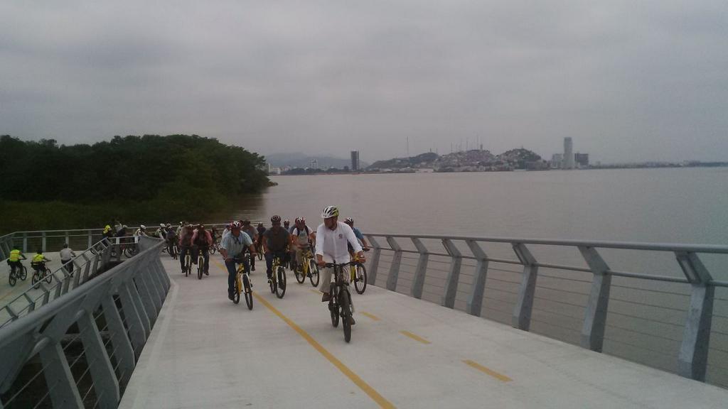 Con recorrido en bicicleta, Correa inaugura puente Durán-Santay