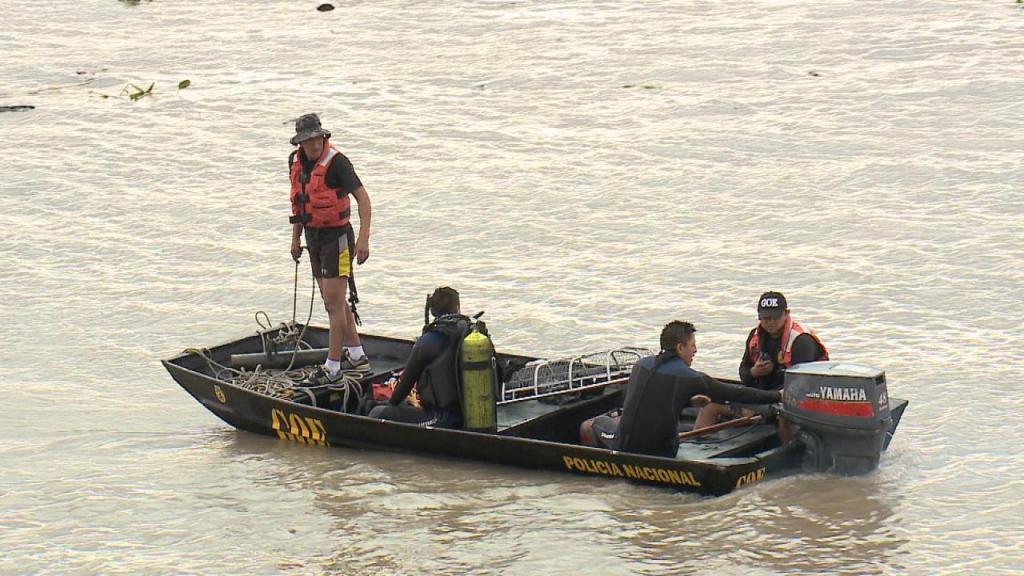 Socorristas buscan a 2 adolescentes ahogados en río Babahoyo, frente a Durán