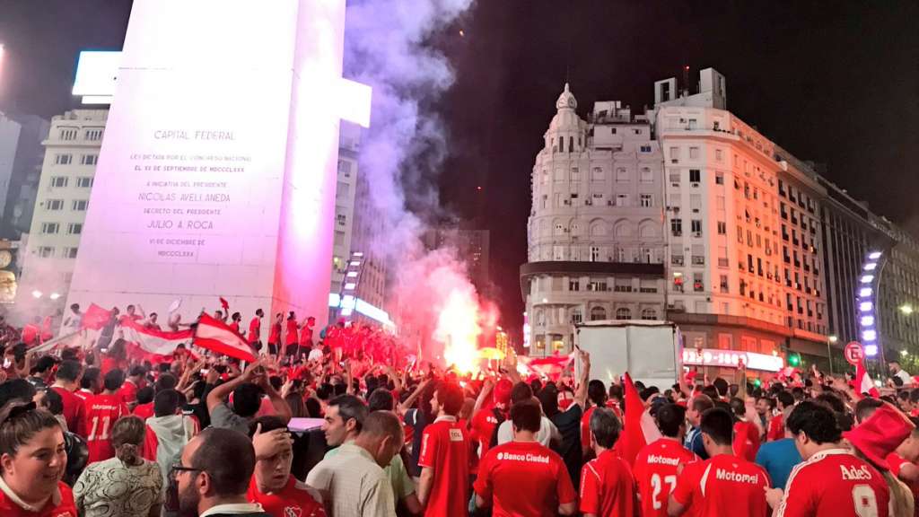 Una &quot;marea roja&quot; se tomó Avellaneda para celebrar título de Sudamericana