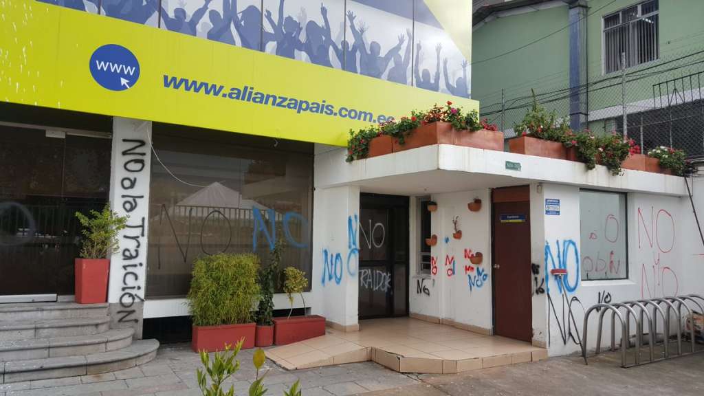 Dirigentes morenistas de Alianza PAIS piden investigar daños a sede de AP en Quito