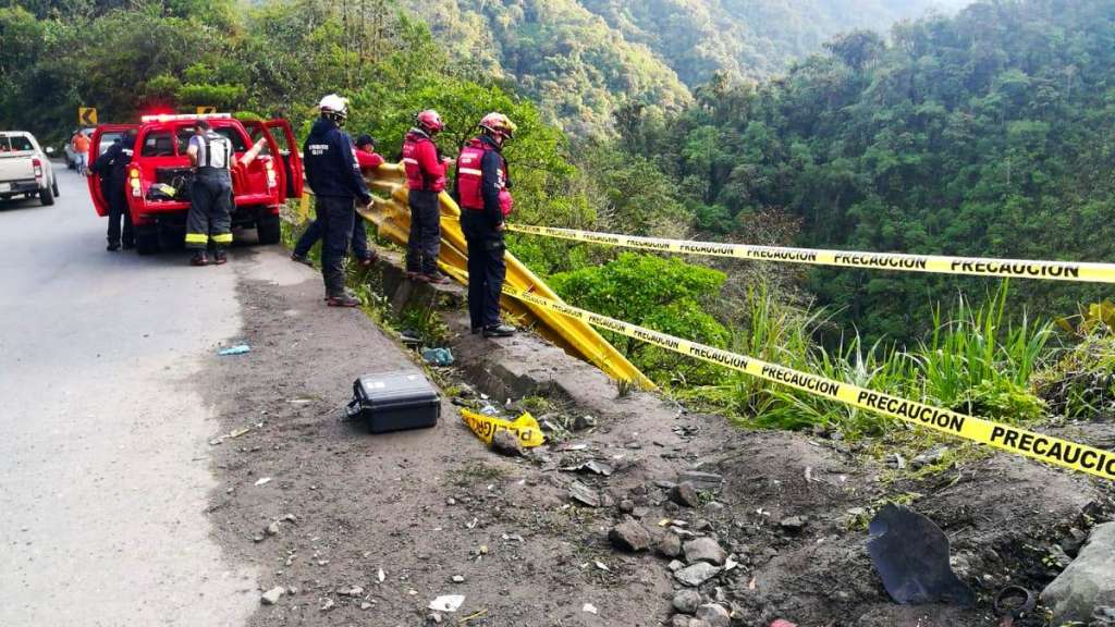 Rescatan último cuerpo tras accidente en vía Nanegalito