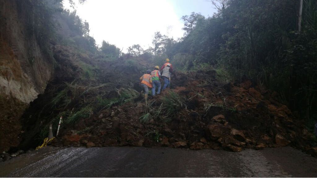 Cuatro personas fallecen tras deslizamiento en la ruta Quito – Nanegalito