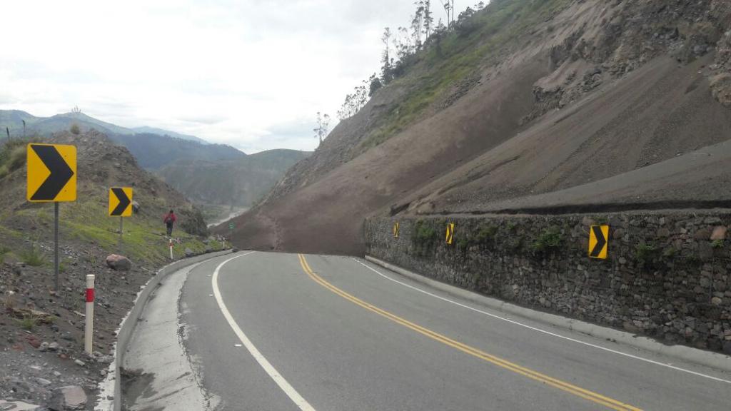 Deslizamiento de tierra bloquea vía Riobamba-Penipe y deja incomunicado a 2 poblados