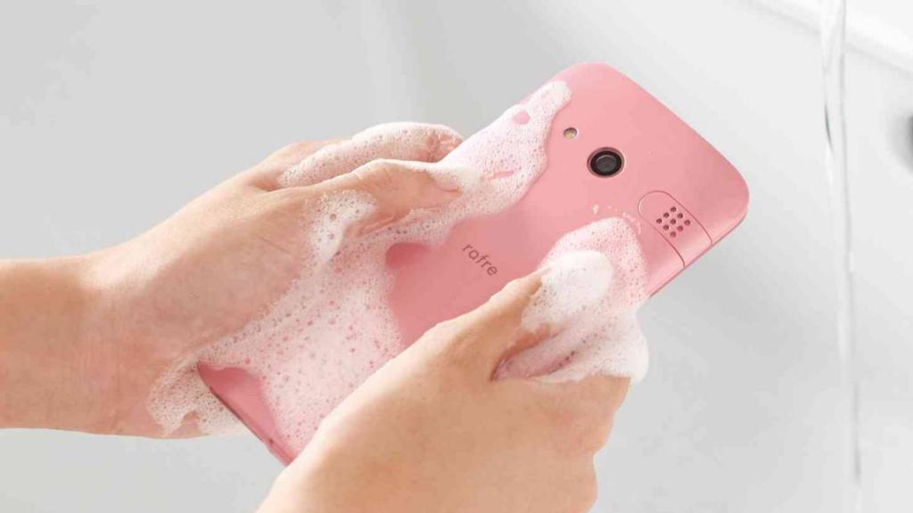 Presentan un smartphone que se lava con agua y jabón