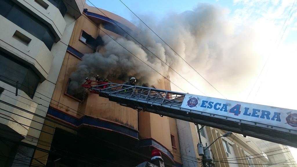 Tras seis horas de trabajo, bomberos controlan incendio en Guayaquil