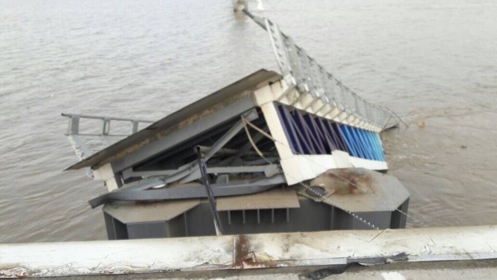 Embarcación causó daños en tramo de puente que une Guayaquil con Isla Santay