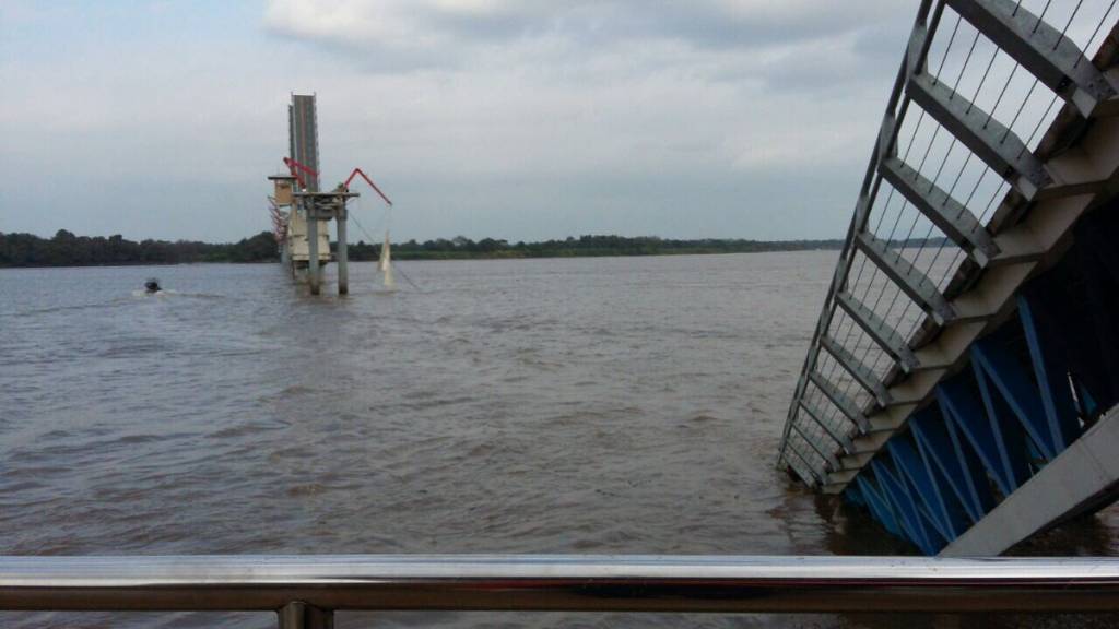 Embarcación causó daños en tramo de puente que une Guayaquil con Isla Santay