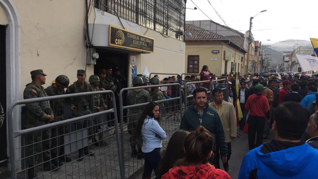 Ciudadanos protestan afuera de instalaciones del Consejo Nacional Electoral en 8 provincias