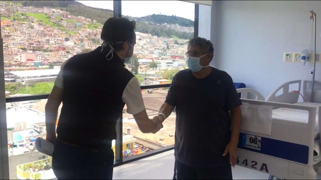 Hombre de 64 años se curó de COVID-19 en Quito