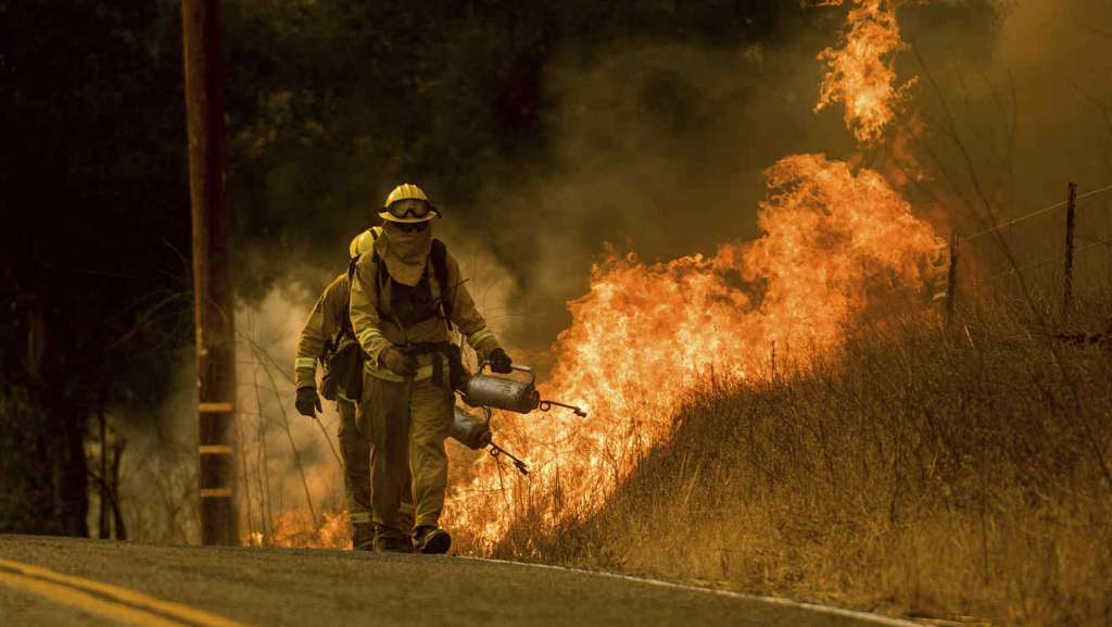 Crece incendio en California y desplaza a celebridades