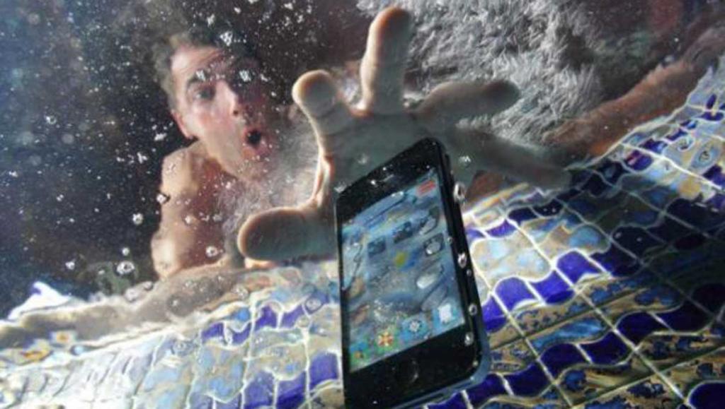 8 pasos para salvar tu celular cuando cae al agua