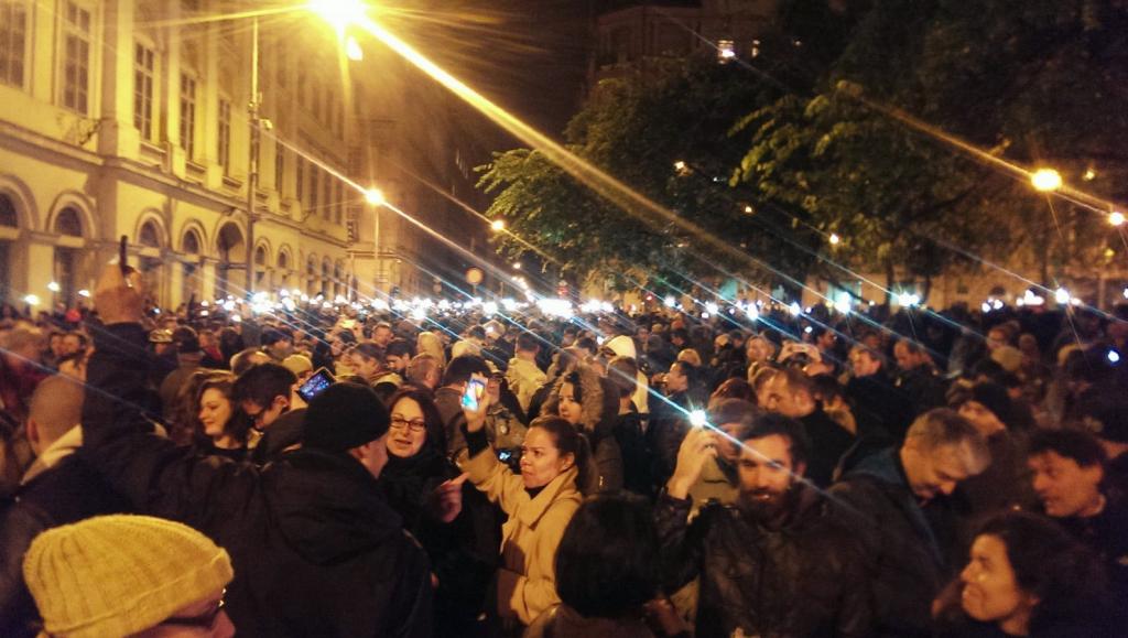 Miles protestan por posible impuesto al internet en Hungría