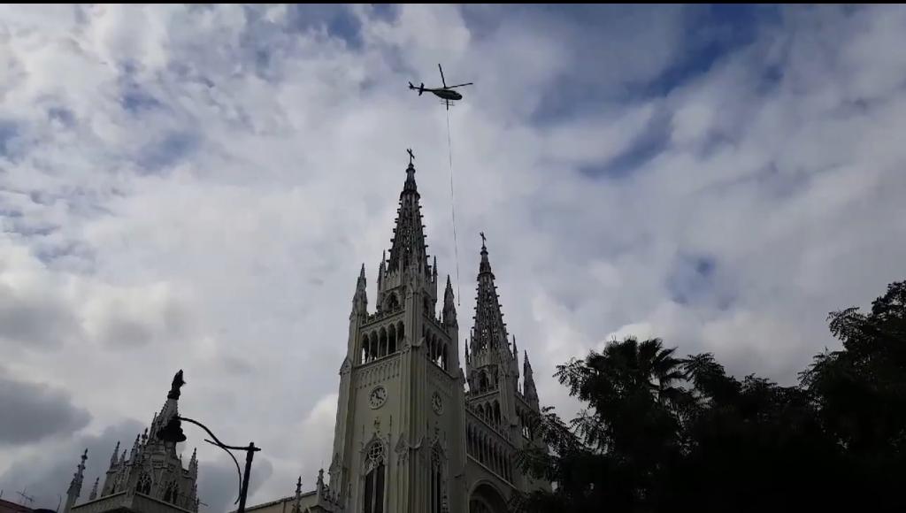 Un helicóptero retirará las cruces de la Catedral de Guayaquil