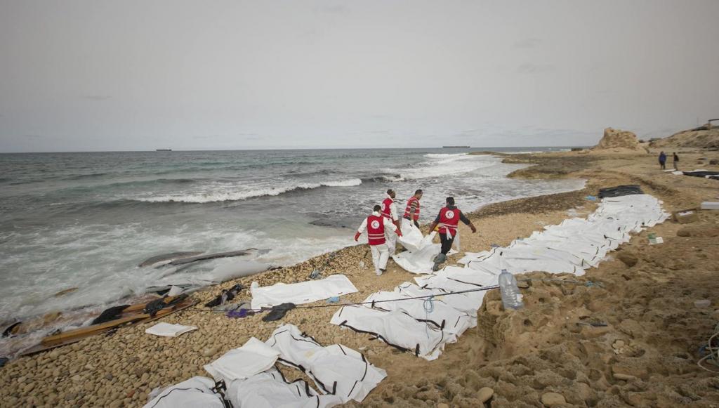 Hallan 74 cuerpos de migrantes en la costa mediterránea de Libia