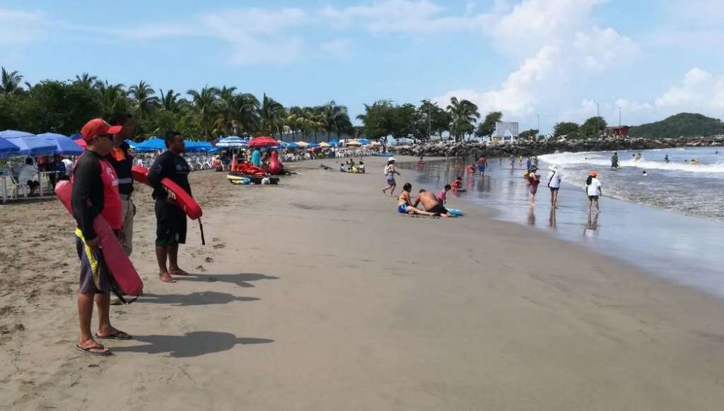 Autoridades piden precaución a los turistas al momento de entrar al mar en feriado