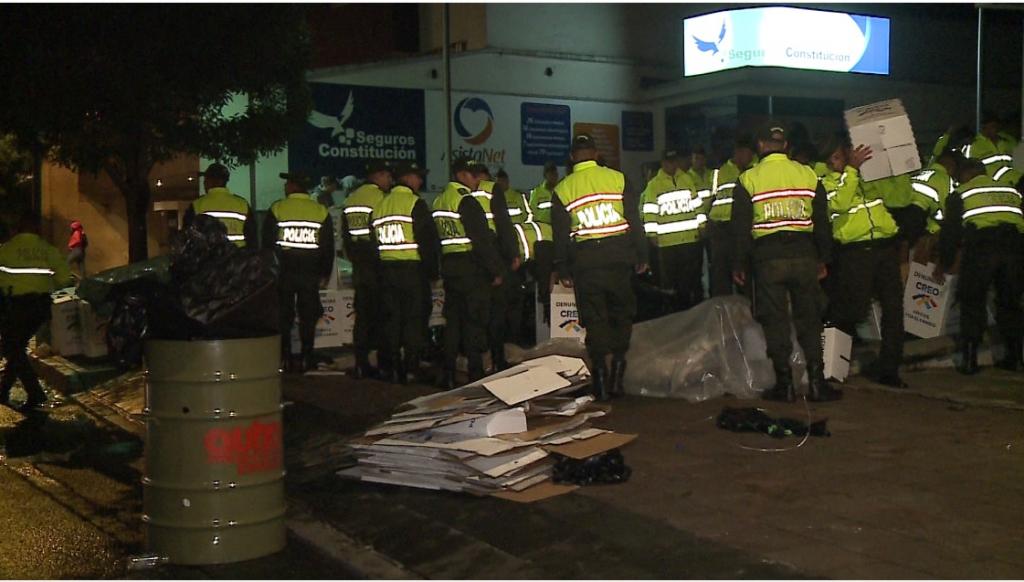 Policía desaloja a simpatizantes de CREO que acampaban afuera del CNE