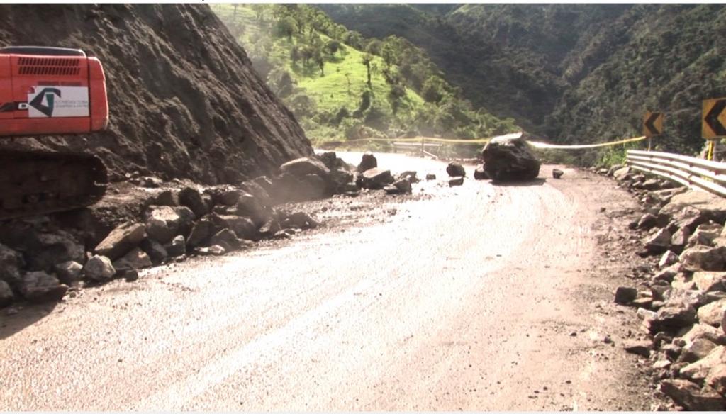 Vía Latacunga-La Maná en Cotopaxi, afectada por deslizamientos de tierra