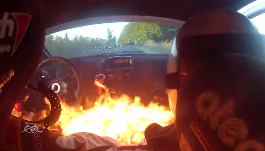 (VIDEO) Piloto y copiloto logran escapar de un auto en llamas