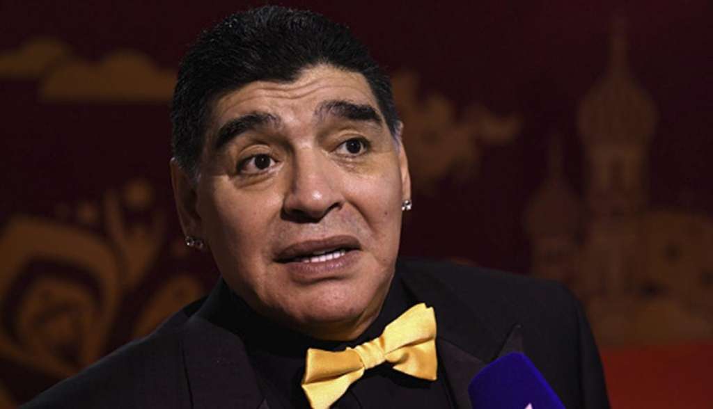 Maradona es detenido en su arribo a Argentina
